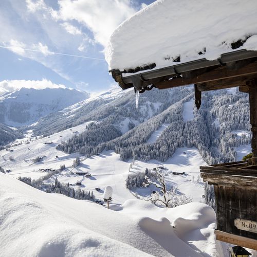Blick ins tief verschneite Tal vom oberen Höhenweg im Alpbachtal